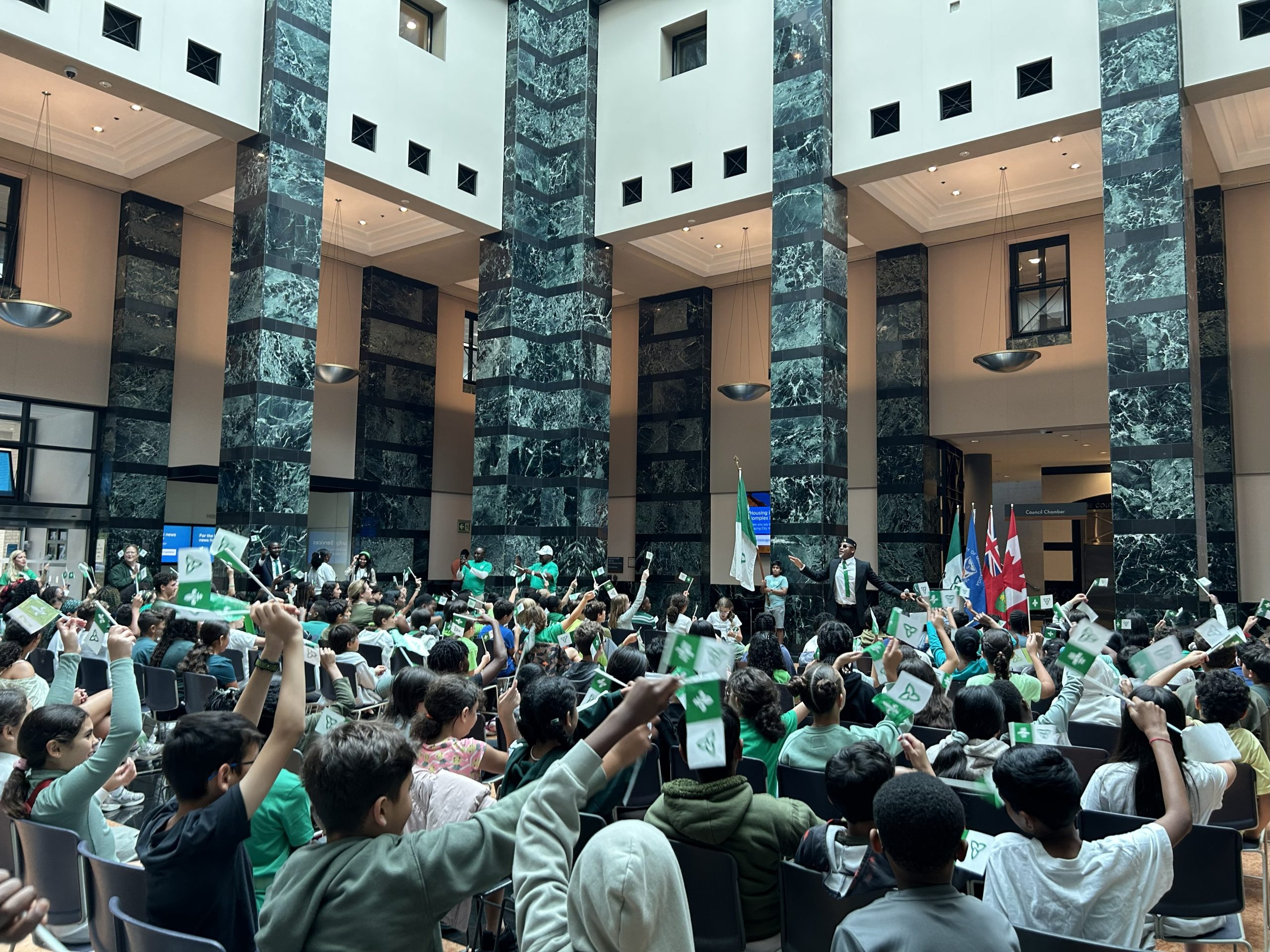 Le drapeau franco-ontarien flotte fièrement sur Brampton