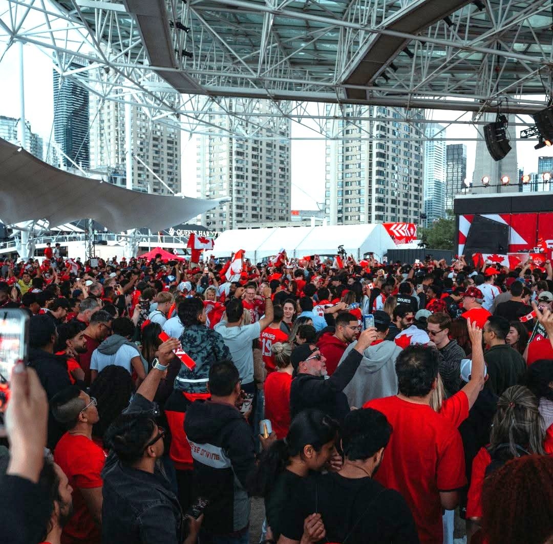 Des supporteurs canadiens réunis au Centre Harbourfront (Crédit : Ville de Toronto)
