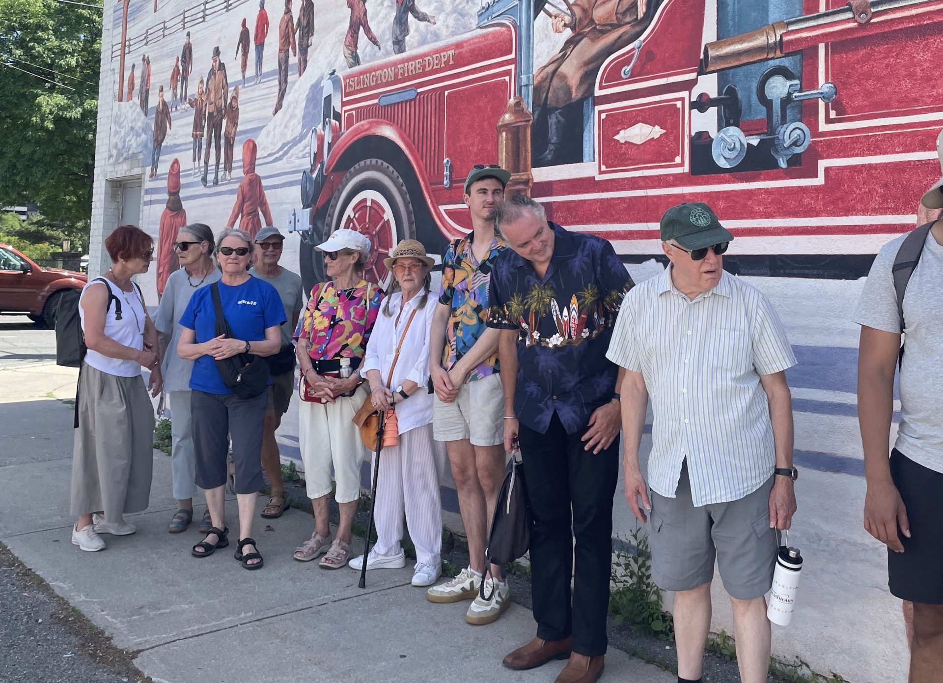 Les participants devant une des murales (Crédit : SHT)